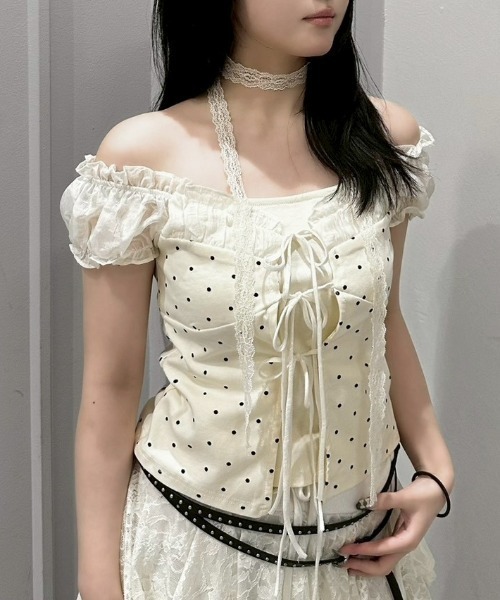 Never mind the XU / Chikashitsu+(ネバーマインド ザ エックスユー / チカシツプラス)の「【nmtc+】Dot Lace Ribbon Blouse / 【エヌエムティーシープラス】ドットレースフリルリボンブラウス(シャツ/ブラウス・レディース・ブラック/アイボリー・ONE SIZE)」の2枚目の写真
