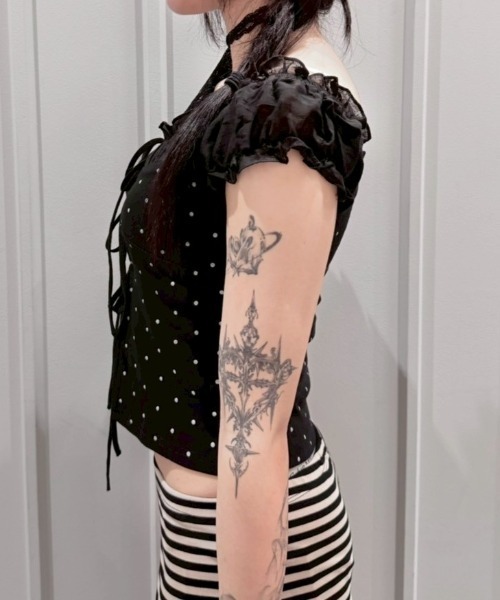 Never mind the XU / Chikashitsu+(ネバーマインド ザ エックスユー / チカシツプラス)の「【nmtc+】Dot Lace Ribbon Blouse / 【エヌエムティーシープラス】ドットレースフリルリボンブラウス(シャツ/ブラウス・レディース・ブラック/アイボリー・ONE SIZE)」の6枚目の写真
