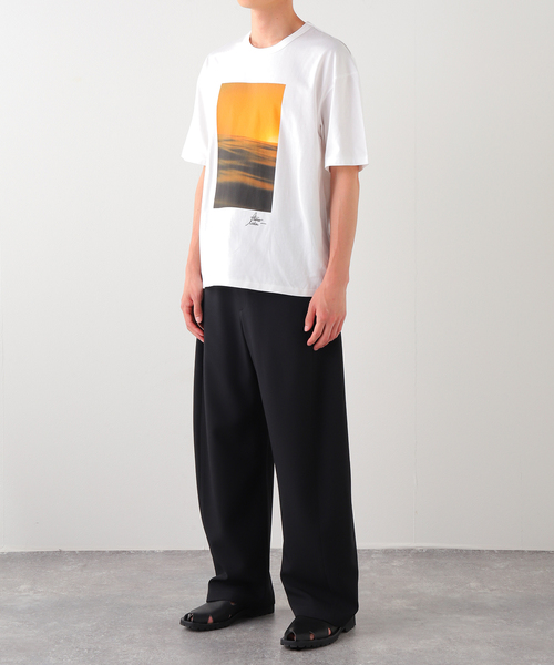 EDIFICE(エディフィス)の「《追加》THOMAS LODIN(トーマス ロディン) 別注 フォト プリント Tシャツ(Tシャツ/カットソー・メンズ・オレンジ/ブルー/ブラック系その他/ブラック/ベージュ・LARGE/MEDIUM)」の6枚目の写真