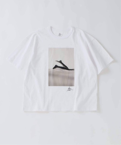 EDIFICE(エディフィス)の「《追加》THOMAS LODIN(トーマス ロディン) 別注 フォト プリント Tシャツ(Tシャツ/カットソー・メンズ・オレンジ/ブルー/ブラック系その他/ブラック/ベージュ・LARGE/MEDIUM)」の2枚目の写真