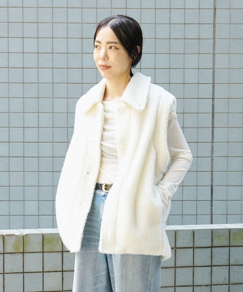 MIESROHE(ミースロエ)の「【洗える】ワイドカラーボアベスト(その他アウター・レディース・チャコールグレー/ホワイト・1/0)」の1枚目の写真