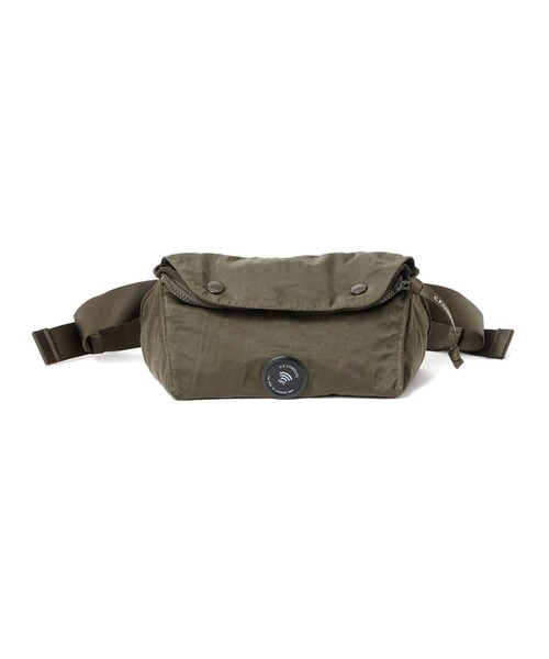 C.P. COMPANY(シーピーカンパニー)の「C.P. Company / Nylon B Lens Zipped Waist Bag(ボディバッグ/ウエストポーチ・メンズ・グリーン・ONE SIZE)」の1枚目の写真