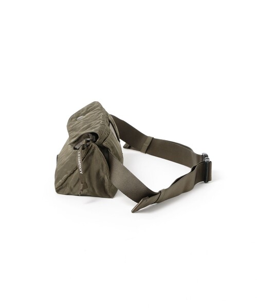 C.P. COMPANY(シーピーカンパニー)の「C.P. Company / Nylon B Lens Zipped Waist Bag(ボディバッグ/ウエストポーチ・メンズ・グリーン・ONE SIZE)」の2枚目の写真