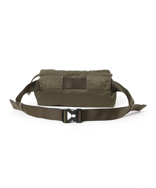 C.P. COMPANY(シーピーカンパニー)の「C.P. Company / Nylon B Lens Zipped Waist Bag(ボディバッグ/ウエストポーチ・メンズ・グリーン・ONE SIZE)」の3枚目の写真