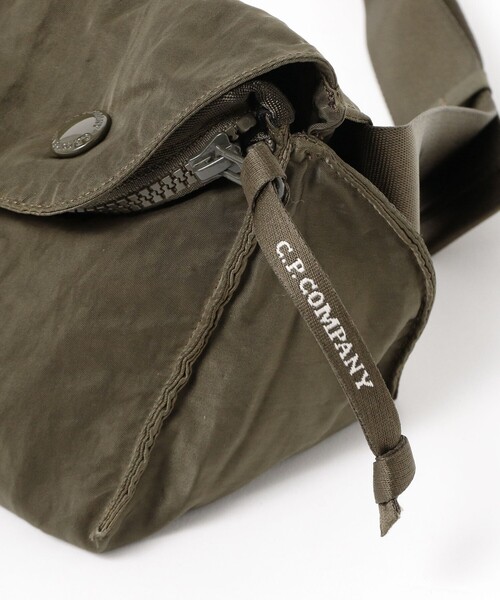 C.P. COMPANY(シーピーカンパニー)の「C.P. Company / Nylon B Lens Zipped Waist Bag(ボディバッグ/ウエストポーチ・メンズ・グリーン・ONE SIZE)」の5枚目の写真