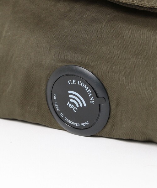C.P. COMPANY(シーピーカンパニー)の「C.P. Company / Nylon B Lens Zipped Waist Bag(ボディバッグ/ウエストポーチ・メンズ・グリーン・ONE SIZE)」の6枚目の写真