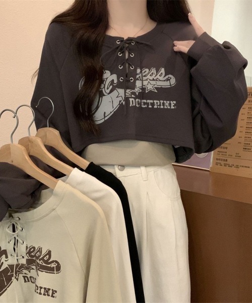 Lips(リップス)の「スピンドルデザインがアクセント!レイヤードコーデが楽しめるロゴプリントショートトップス(Tシャツ/カットソー・レディース・ベージュ/グレー/ブラック/ホワイト・FREE)」の3枚目の写真