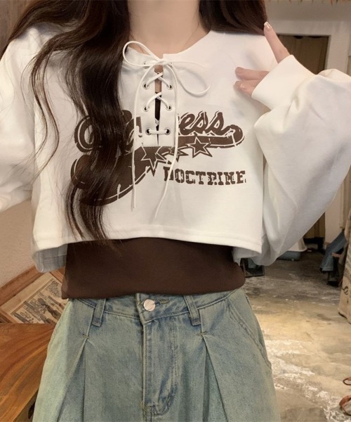 Lips(リップス)の「スピンドルデザインがアクセント!レイヤードコーデが楽しめるロゴプリントショートトップス(Tシャツ/カットソー・レディース・ベージュ/グレー/ブラック/ホワイト・FREE)」の1枚目の写真