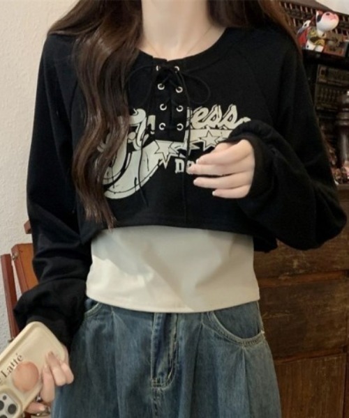 Lips(リップス)の「スピンドルデザインがアクセント!レイヤードコーデが楽しめるロゴプリントショートトップス(Tシャツ/カットソー・レディース・ベージュ/グレー/ブラック/ホワイト・FREE)」の2枚目の写真