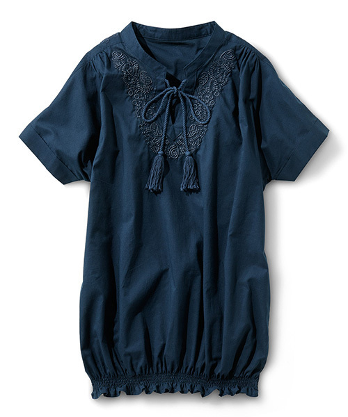 Live in comfort（リブインコンフォート）の「リブ　イン　コンフォート　コットン素材が心地よい華やか刺しゅうの大人プルオーバー　　（シャツ/ブラウス・レディース・ベージュ/キャメル/ネイビー・LARGE/X-LARGE/XX-LARGE/MEDIUM/SMALL）」の2枚目の写真