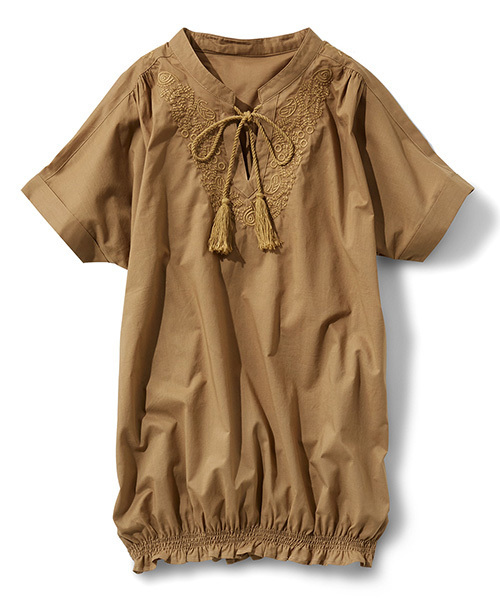 Live in comfort（リブインコンフォート）の「リブ　イン　コンフォート　コットン素材が心地よい華やか刺しゅうの大人プルオーバー　　（シャツ/ブラウス・レディース・ベージュ/キャメル/ネイビー・LARGE/X-LARGE/XX-LARGE/MEDIUM/SMALL）」の3枚目の写真