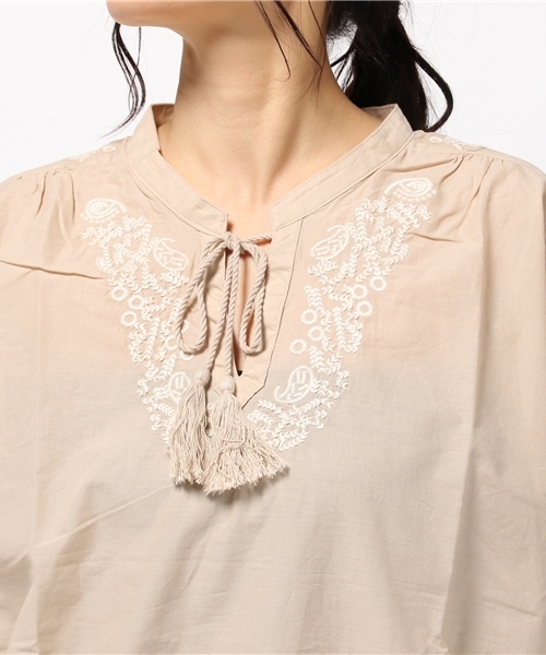 Live in comfort（リブインコンフォート）の「リブ　イン　コンフォート　コットン素材が心地よい華やか刺しゅうの大人プルオーバー　　（シャツ/ブラウス・レディース・ベージュ/キャメル/ネイビー・LARGE/X-LARGE/XX-LARGE/MEDIUM/SMALL）」の4枚目の写真