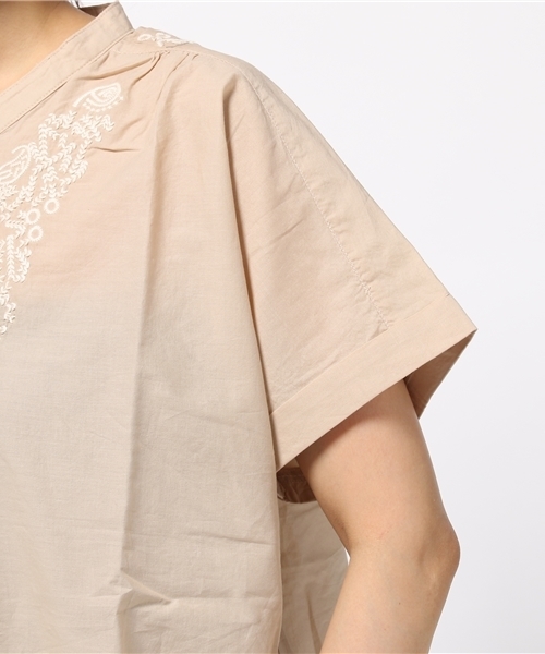 Live in comfort（リブインコンフォート）の「リブ　イン　コンフォート　コットン素材が心地よい華やか刺しゅうの大人プルオーバー　　（シャツ/ブラウス・レディース・ベージュ/キャメル/ネイビー・LARGE/X-LARGE/XX-LARGE/MEDIUM/SMALL）」の5枚目の写真