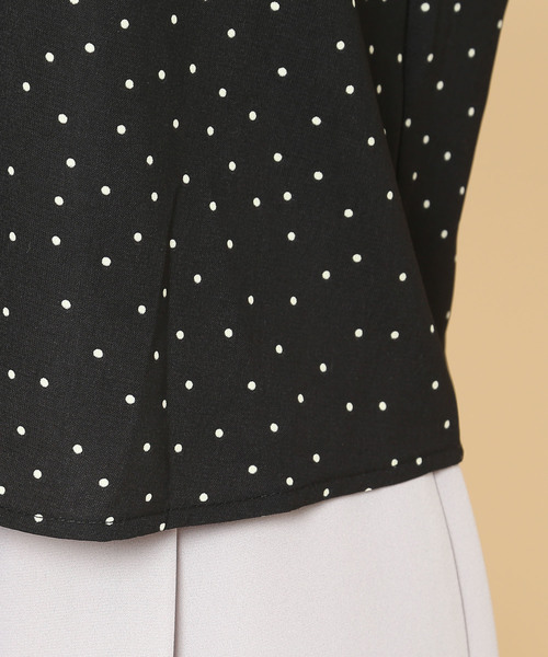 ROPE' PICNIC（ロペピクニック）の「ドットプリントVネックブラウス（シャツ/ブラウス・レディース・ブラック・36/38）」の9枚目の写真