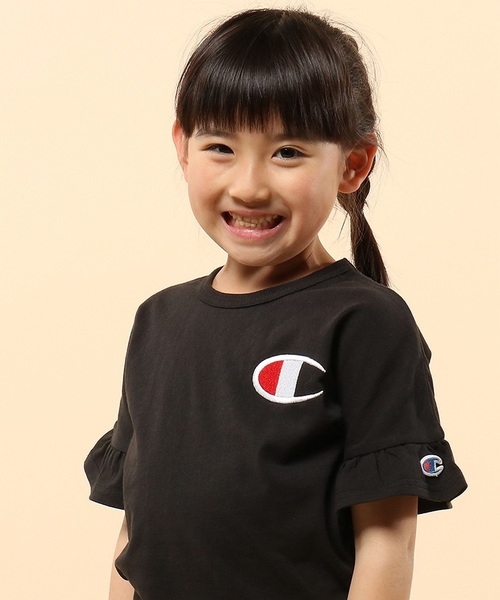 Champion(チャンピオン)の「【Champion】フレアスリーブ刺繍Tシャツ(Tシャツ/カットソー・キッズ・グレー/ピンク/ブラック/ホワイト/ホワイト×ブラック・140/100/120/110/130)」の1枚目の写真