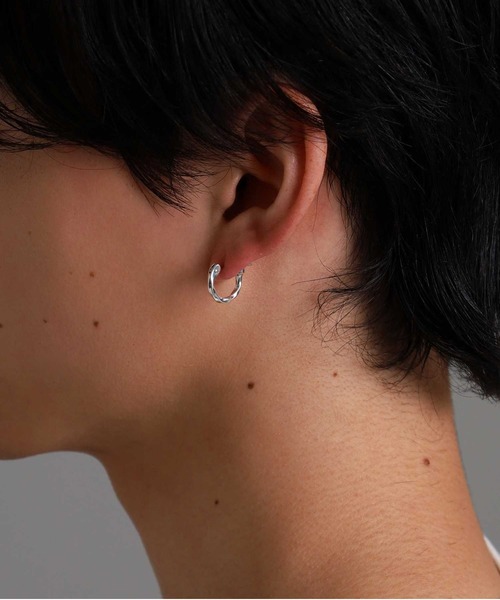 LION HEART（ライオンハート）の「“for Gift”クロッシングピアス（ツイスト）/シルバー925【LION HEART / ライオンハート】（ピアス（片耳用）・メンズ・シルバー系その他3/ブラック系その他3/ブラック系その他2/シルバー系その他2/ブラック系その他/シルバー系その他・L/M/S）」の21枚目の写真