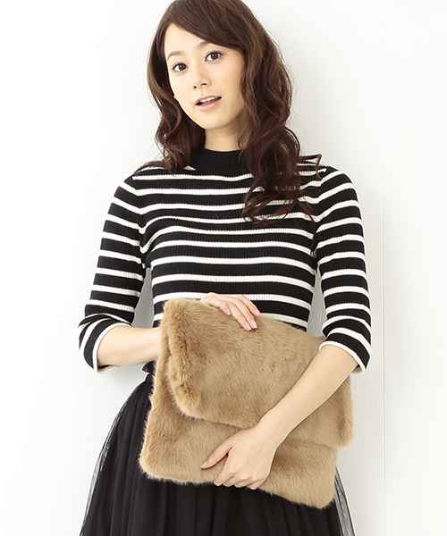 bpr BEAMS Women's(ビーピーアール ビームス)の「BEAMS / フェイクファー クラッチバッグ(クラッチバッグ・レディース・ベージュ/ネイビー・ONE SIZE)」の2枚目の写真