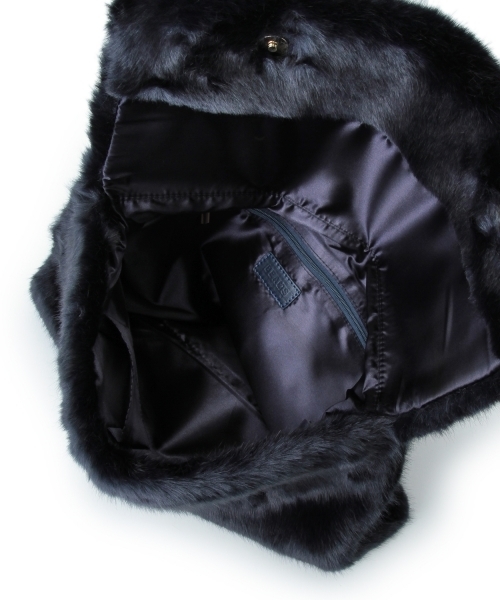 bpr BEAMS Women's(ビーピーアール ビームス)の「BEAMS / フェイクファー クラッチバッグ(クラッチバッグ・レディース・ベージュ/ネイビー・ONE SIZE)」の14枚目の写真