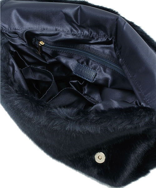 bpr BEAMS Women's(ビーピーアール ビームス)の「BEAMS / フェイクファー クラッチバッグ(クラッチバッグ・レディース・ベージュ/ネイビー・ONE SIZE)」の6枚目の写真