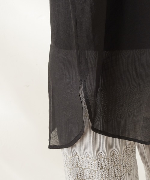 natural couture(ナチュラルクチュール)の「バンドカラーシアーシャツ(シャツ/ブラウス・レディース・ブラック/ブルー/ミント/グレイッシュベージュ・FREE)」の9枚目の写真