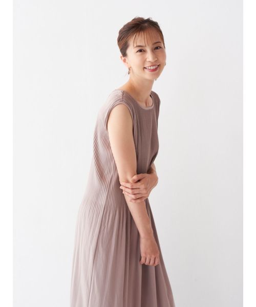 Now me. by NYLON JAPAN(ナウミーバイナイロンジャパン)の「【安田美沙子×LAGUNAMOON】プリーツワンピース(ワンピース・レディース・ネイビー/モカ・FREE)」の5枚目の写真