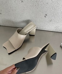 スクエアトゥ三角ヒールミュールサンダル