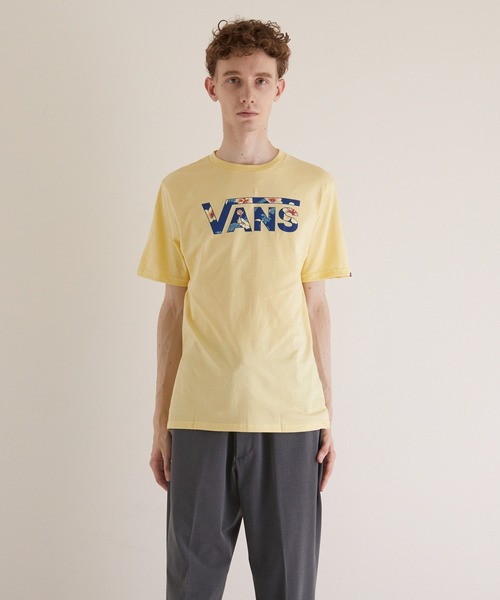 US VANS(ユーエスヴァンズ)の「【VANS】VANS CLASSIC LOGO FILL SS BOYS T 花柄ロゴ(Tシャツ/カットソー・メンズ・イエロー・MEDIUM/X-LARGE/LARGE)」の1枚目の写真