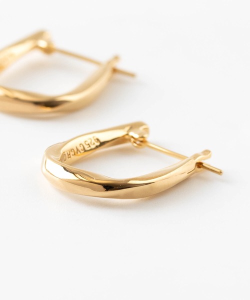 JUICY ROCK（ジューシーロック）の「CYCRO/GP(SV925) ツイストオーバルフープピアス（ピアス（両耳用）・レディース・ゴールド・ONE SIZE）」の4枚目の写真