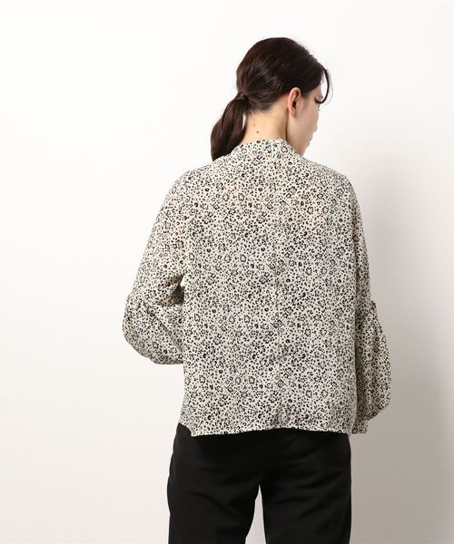 CHILLE(チル)の「楊柳プリントボリューム袖ブラウス(シャツ/ブラウス・レディース・ブラック/アイボリー・FREE)」の4枚目の写真