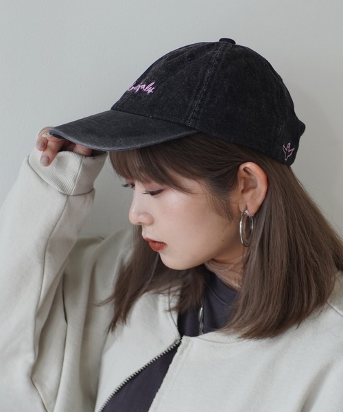 Mark Gonzales（マーク・ゴンザレス）の「【 Mark Gonzales / マークゴンザレス 】 別注 刺繍ロゴ ローキャップ（キャップ・レディース・ブラック/ネイビー/ピンク/インディゴブルー/ミント/ブラック×ホワイト/ブラック×ピンク/サックスブルー系1/サックスブルー系2/ブルー系・FREE）」の4枚目の写真