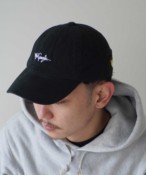 Mark Gonzales（マーク・ゴンザレス）の「【 Mark Gonzales / マークゴンザレス 】 別注 刺繍ロゴ ローキャップ（キャップ・レディース・ブラック/ネイビー/ピンク/インディゴブルー/ミント/ブラック×ホワイト/ブラック×ピンク/サックスブルー系1/サックスブルー系2/ブルー系・FREE）」の2枚目の写真