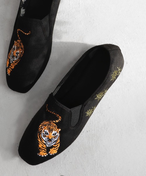 antiqua(アンティカ)の「好インパクトデザイン。トラ刺繍スリッポン(スリッポン・レディース・ブラック・LL/S/M/L/3L)」の15枚目の写真