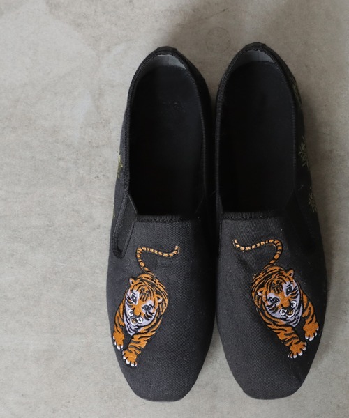 antiqua(アンティカ)の「好インパクトデザイン。トラ刺繍スリッポン(スリッポン・レディース・ブラック・LL/S/M/L/3L)」の20枚目の写真