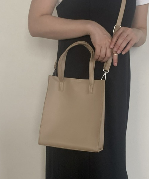 Loueme(ルエム)の「フェイクレザースクエアショルダーバッグ(ショルダーバッグ・レディース・アイボリー/ブラウン/ベージュ/ブラック・FREE)」の1枚目の写真
