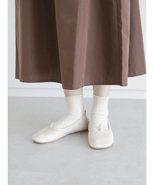 ehka sopo（エヘカソポ）の「オブリークバレエシューズ（バレエシューズ・レディース・ブラック/ベージュ/オフホワイト・MEDIUM/LARGE）」の2枚目の写真