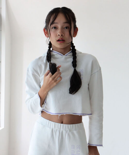 B:MING by BEAMS(ビーミングバイビームス)の「B:MING by BEAMS / カットオフ フーディー(130~160cm)(パーカー・キッズ・ホワイト/ピンク・130/140/150/160)」の2枚目の写真