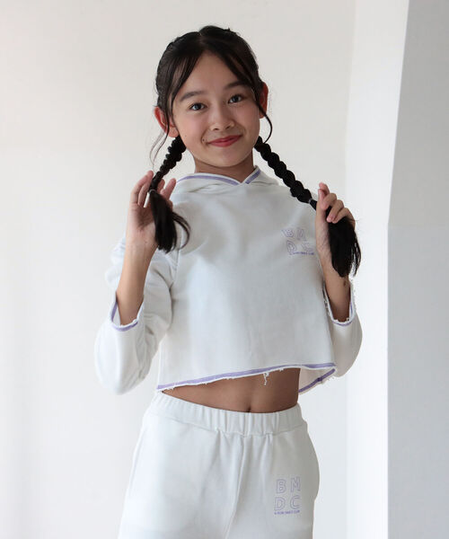 B:MING by BEAMS(ビーミングバイビームス)の「B:MING by BEAMS / カットオフ フーディー(130~160cm)(パーカー・キッズ・ホワイト/ピンク・130/140/150/160)」の3枚目の写真