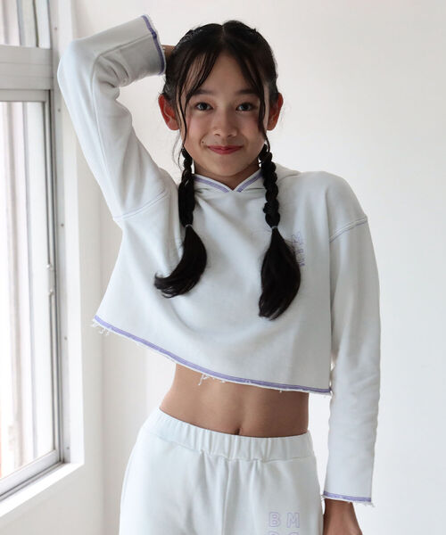 B:MING by BEAMS(ビーミングバイビームス)の「B:MING by BEAMS / カットオフ フーディー(130~160cm)(パーカー・キッズ・ホワイト/ピンク・130/140/150/160)」の4枚目の写真