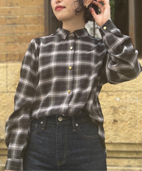 Chez toi（シェトワ）の「ゴールドボタン裾ラウンドシャツ（シャツ/ブラウス・レディース・チャコールグレー/ブラック/オフホワイト・FREE）」の3枚目の写真