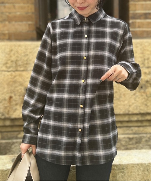 Chez toi（シェトワ）の「ゴールドボタン裾ラウンドシャツ（シャツ/ブラウス・レディース・チャコールグレー/ブラック/オフホワイト・FREE）」の13枚目の写真