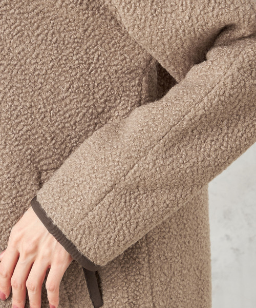 Petit Honfleur(プチオンフルール)の「ノーカラーボアコート(ムートンコート・レディース・アイボリー/モカ・L/M)」の9枚目の写真