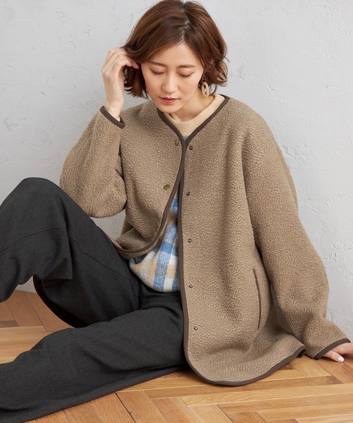 Petit Honfleur(プチオンフルール)の「ノーカラーボアコート(ムートンコート・レディース・アイボリー/モカ・L/M)」の17枚目の写真