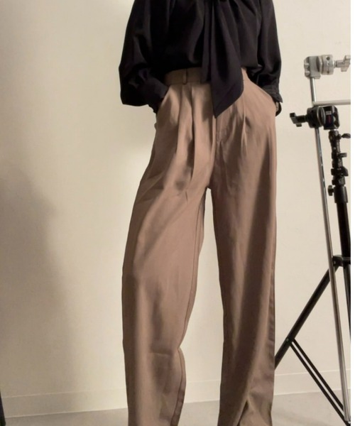 sakishimatokyo(サキシマトーキョー)の「セミワイドタックパンツ(スラックス・レディース・ベージュ/ブラック・M/S)」の5枚目の写真