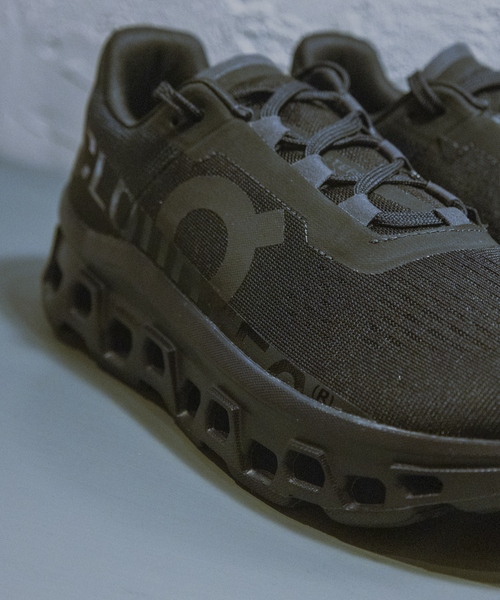 JOURNAL STANDARD relume（ジャーナルスタンダード　レリューム）の「【On/オン】 Running Cloud Monstar（スニーカー・メンズ・ブラック・26cm/26.5cm/27cm/27.5cm/28cm）」の3枚目の写真
