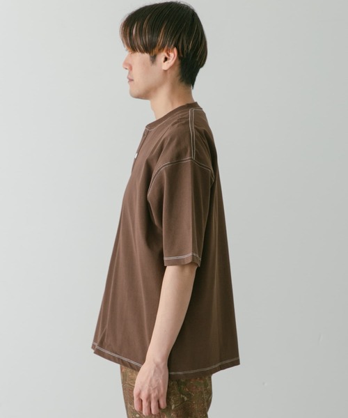 URBAN RESEARCH DOORS(アーバンリサーチドアーズ)の「配色stヘンリーネックショートスリーブTシャツ(Tシャツ/カットソー・メンズ・ブラウン/ホワイト/ブルー/チャコールグレー・MEDIUM/LARGE)」の19枚目の写真