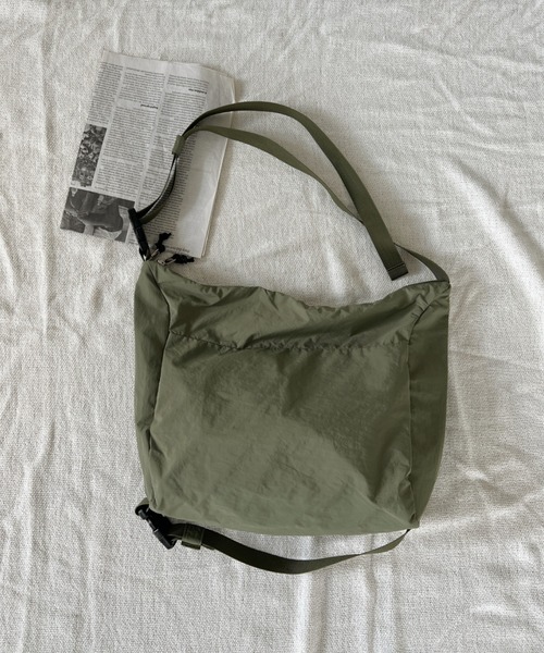 un+frame（アンフレーム）の「military big shoulder bag／バックルベルトミリタリーショルダーバッグ（ショルダーバッグ・レディース・カーキ/ベージュ/ブラック/アイボリー・FREE）」の4枚目の写真