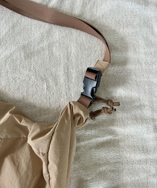 un+frame（アンフレーム）の「military big shoulder bag／バックルベルトミリタリーショルダーバッグ（ショルダーバッグ・レディース・カーキ/ベージュ/ブラック/アイボリー・FREE）」の6枚目の写真