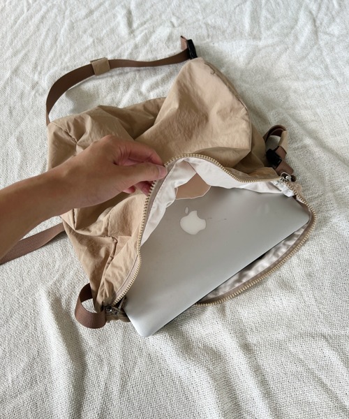 un+frame（アンフレーム）の「military big shoulder bag／バックルベルトミリタリーショルダーバッグ（ショルダーバッグ・レディース・カーキ/ベージュ/ブラック/アイボリー・FREE）」の7枚目の写真