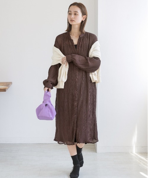 ad thie(アドティエ)の「ランダムプリーツ シアーシャツワンピース(シャツワンピース・レディース・ブラウン/カーキ/オフホワイト/ブラック・FREE)」の14枚目の写真