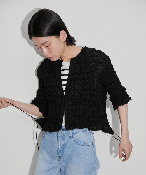 ADAM ET ROPE'（アダムエロペ）の「【洗える】シャーリングギャザーホックトップス（カーディガン/ボレロ・レディース・ブラック/ホワイト/サックスブルー・FREE）」の2枚目の写真